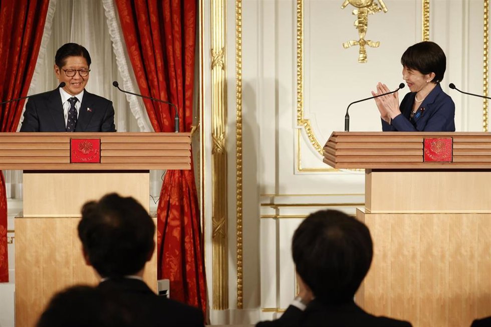 El presidente filipino, Ferdinand Marcos Jr., junto a la primera ministra de Japón, Sanae Takaichi.