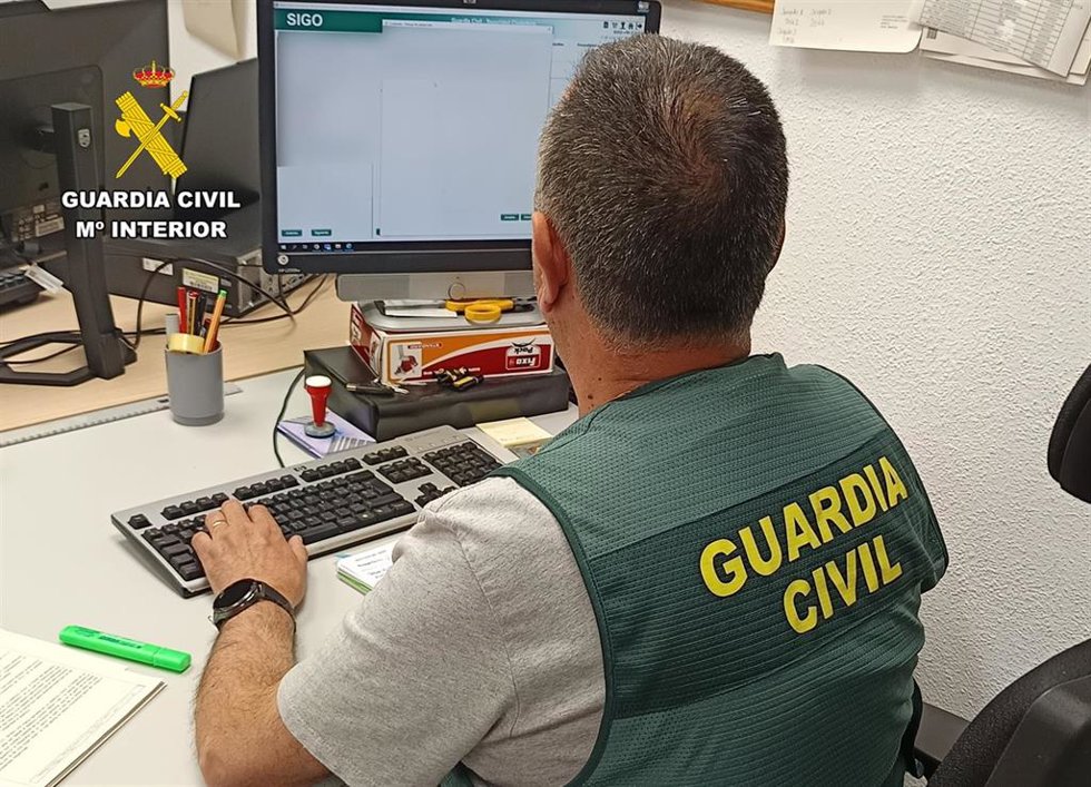 Un agente de la Guardia Civil trabaja en la investigación