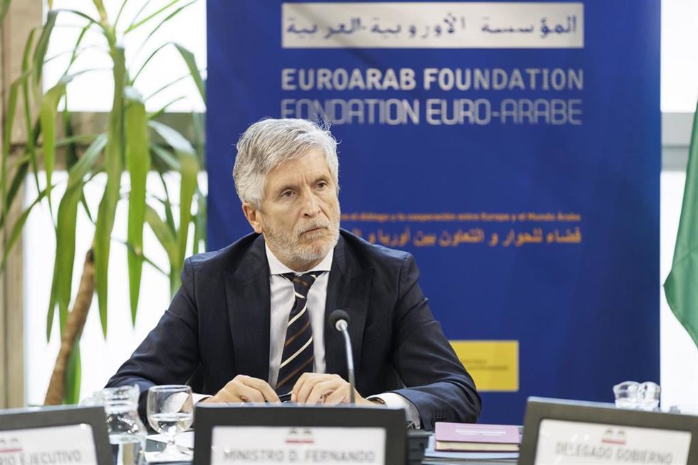 El ministro del Interior, Fernando Grande-Marlaska, ofrece la conferencia «Hacia una nueva arquitectura de convivencia y seguridad pública» en la Fundación Euroárabe de Altos Estudios de Granada a 28 de mayo de 2026