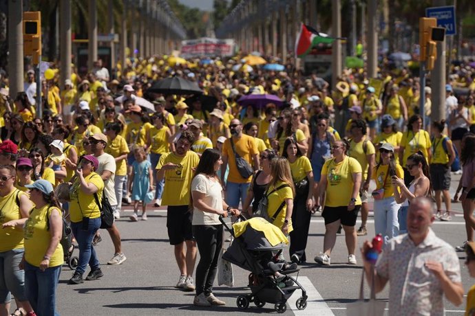 Imagen de archivo - Manifestantes durante la marcha de este miércoles de protesta convocada por las organizaciones sindicales de la enseñanza, en Barcelona