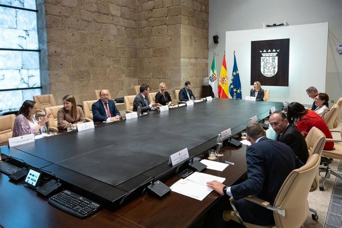 Reunión del Consejo de Gobierno de la Junta de Extremadura para la aprobación de los Presupuestos de la comunidad para 2026