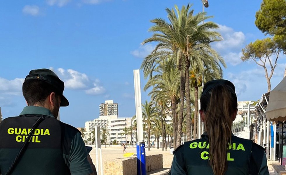 Archivo - Dos agentes de la Guardia Civil patrullan por Calvià.