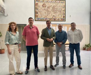 Diego Copé (centro), durante su visita al IES Inca Garcilaso de Montilla.