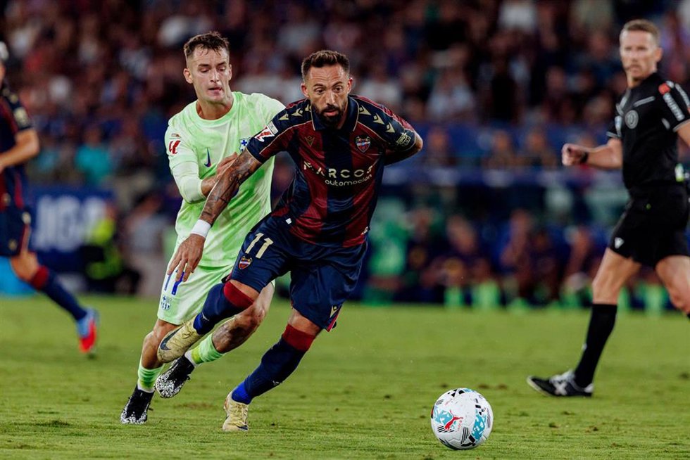 Archivo - El delantero español José Luis Morales disputa un balón en un partido de LaLiga EA Sports.