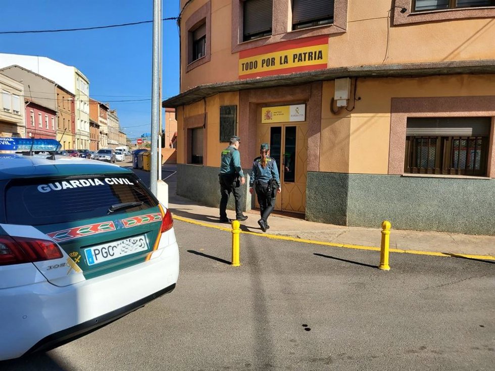 La Gaurdia Civil ha investigado a dos varones en Sevilla por estafar 1.400 euros a otro varón en León al requerir servicios sexuales.