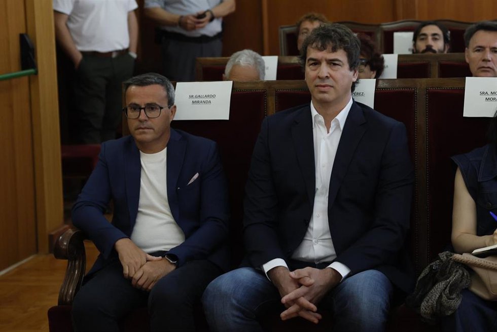 El hermano del presidente del gobierno David Sánchez y el exlíder del PSOE extremeño, Miguel Ángel Garrido, en el juicio en la Audiencia Provincial de Badajoz 
