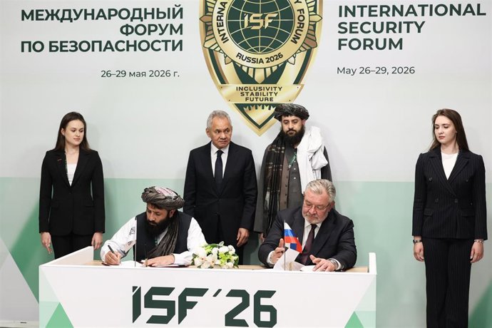 El secretario del Consejo de Seguridad de Rusia, Sergei Shoigu, y el ministro de Defensa de Afganistán, Mohamad Yaqub (de pie), durante la firma de un acuerdo de cooperación técnico-militar en Moscú (archivo)