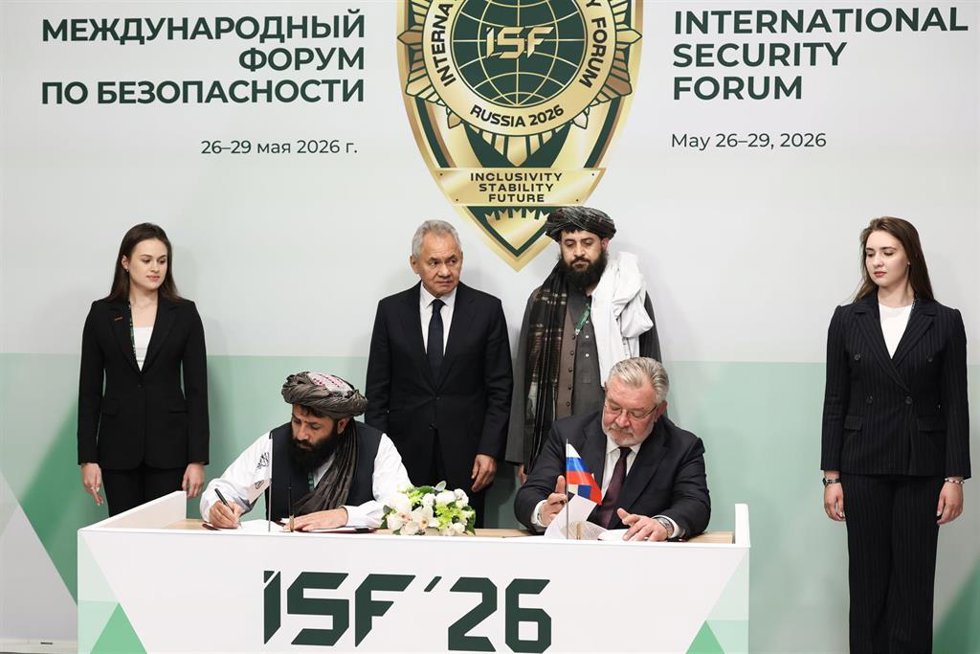 El secretario del Consejo de Seguridad de Rusia, Sergei Shoigu, y el ministro de Defensa de Afganistán, Mohamad Yaqub (de pie), durante la firma de un acuerdo de cooperación técnico-militar en Moscú (archivo)