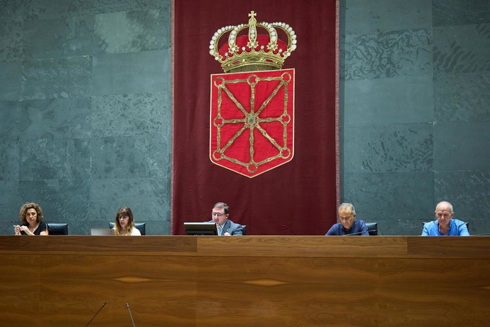 Mesa del Parlamento de Navarra durante la sesión del pleno. I-D: Yolanda Ibáñez, Maite Esporrín, Unai Hualde, Juan Luis Sánchez de Muniáin y Adolfo Araiz.