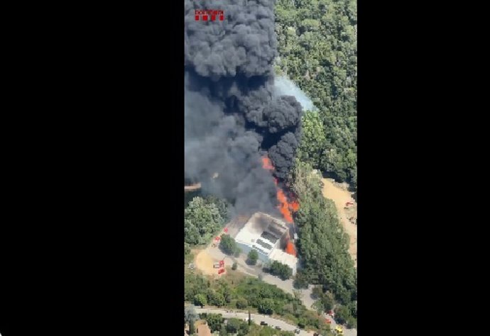 Confinan a Òrrius (Barcelona) por un incendio que quema el patio de una industria