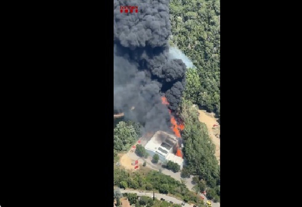 Confinan a Òrrius (Barcelona) por un incendio que quema el patio de una industria