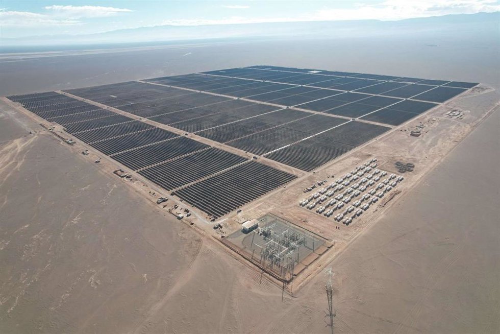 Proyecto Aurora, planta híbrida ubicada en Chile de energía solar y BESS (Battery Energy Storage System).