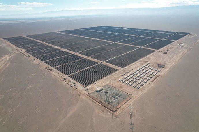 Proyecto Aurora, planta híbrida ubicada en Chile de energía solar y BESS (Battery Energy Storage System).