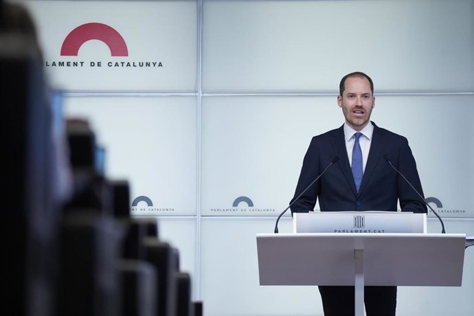 El portavoz del PP en el Parlament, Juan Fernández, durante una comparecencia ante los medios de comunicación, en la sala de prensa de la cámara autonómica, a 22 de mayo de 2026
