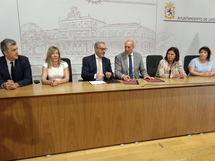 El presidente de la Fundación Laboral de la Construcción, Javier Vega Corrales (centro izquierda) y el alcalde de León, José Antonio Diez (centro derecha), tras firmar un acuerdo para la cesión de una parcela donde se creará un centro de formación.