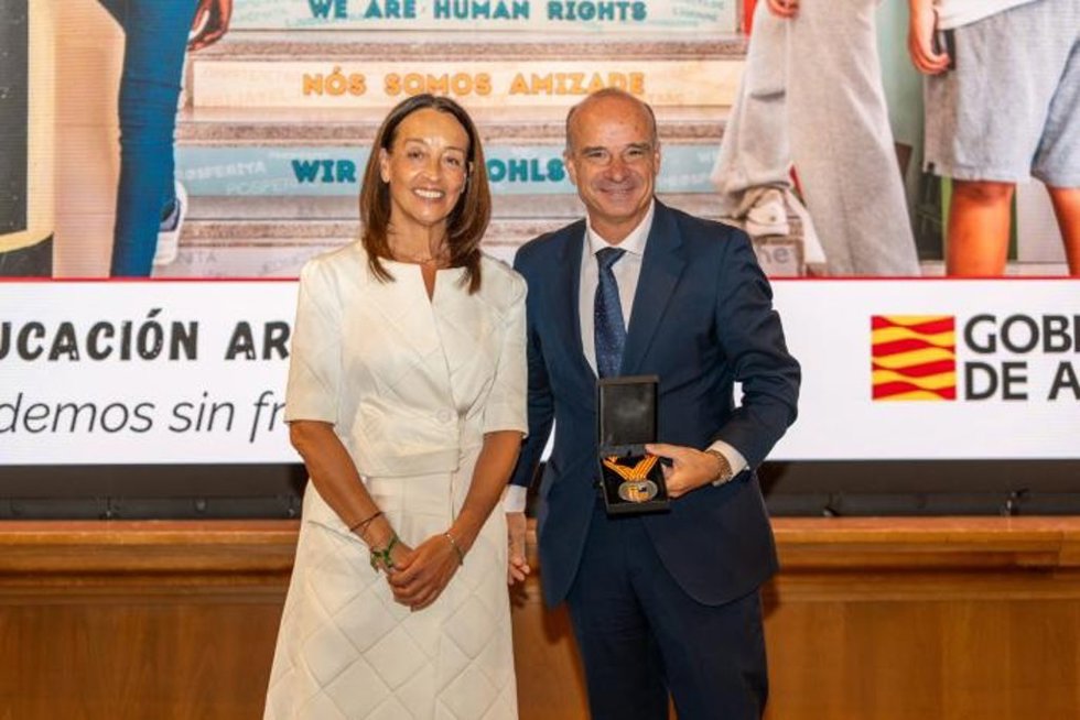 La consejera Carmen Susín, junto a Javier Cendoya, de Edelvives, que ha recogido su galardón.