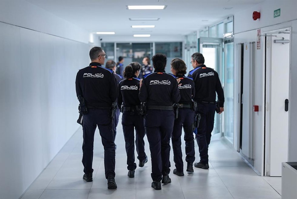 Archivo - Miembros de Policía Municipal en la renovada sede de la calle Plomo