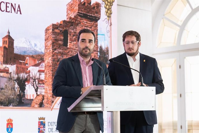 El diputado provincial de Presidencia y Promoción de Almería, Carlos Sánchez, y el alcalde de Abrucena, Ismael Gil.