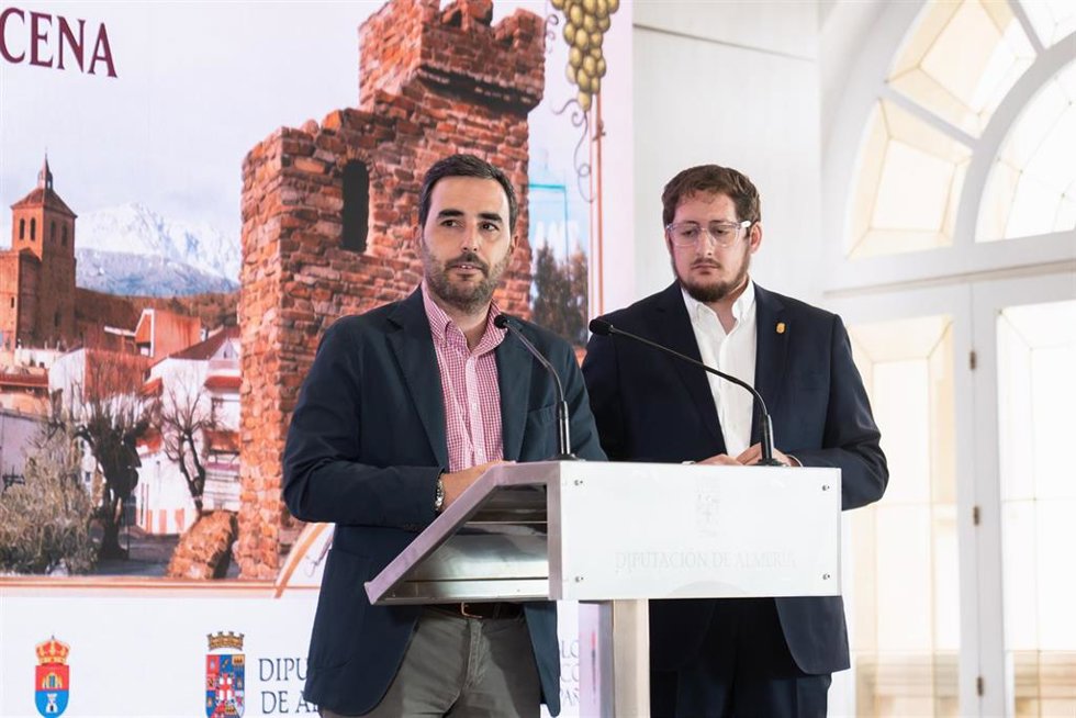 El diputado provincial de Presidencia y Promoción de Almería, Carlos Sánchez, y el alcalde de Abrucena, Ismael Gil.
