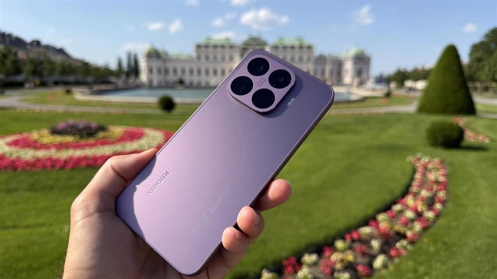 Smartphone de la serie Xiaomi 17T en color violeta
