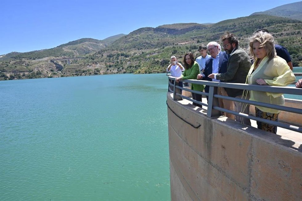 Labores de desembalse por aliviadero en la presa de Rules con la presencia de la consejera de Fomento, Rocío Díaz.