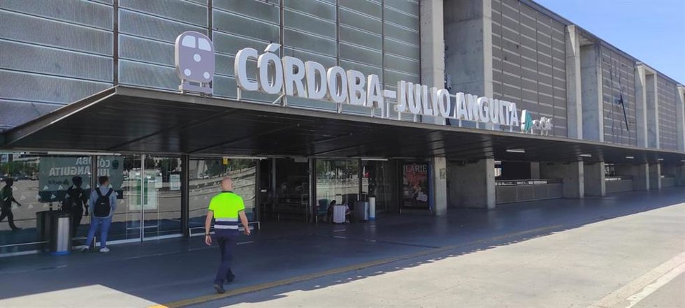 La estación de trenes de Córdoba luce ya la nueva denominación oficial de Estación de Córdoba-Julio Anguita.