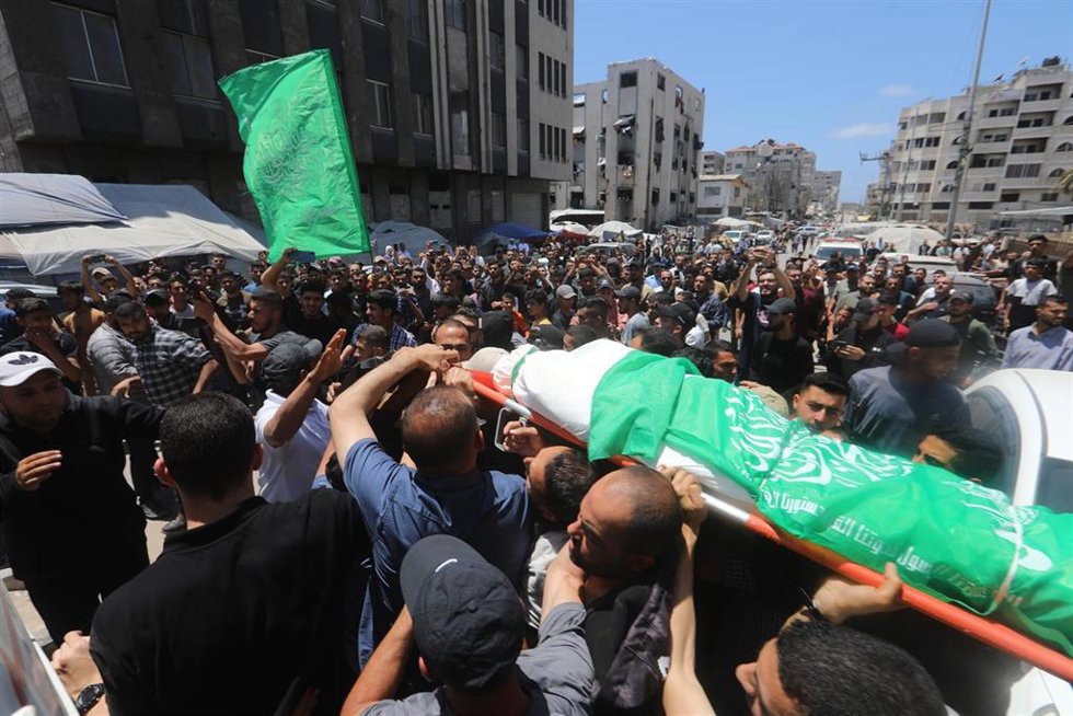Funeral en la Franja de Gaza por la muerte del líder del brazo militar de Hamás y sus familiares en un bombardeo de Israel contra un edificio en la ciudad de Gaza (archivo)