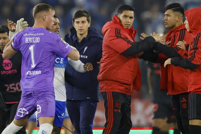 Futbol, Universidad Catolica vs Colo Colo. Fecha 13, Liga de Primera 2026. El arquero de Universidad Catolica Vicente Bernedo, izquierda, es fotografiado tras el partido de la Liga de Primera contra Colo Colo disputado en el Claro Arena de Santiago,