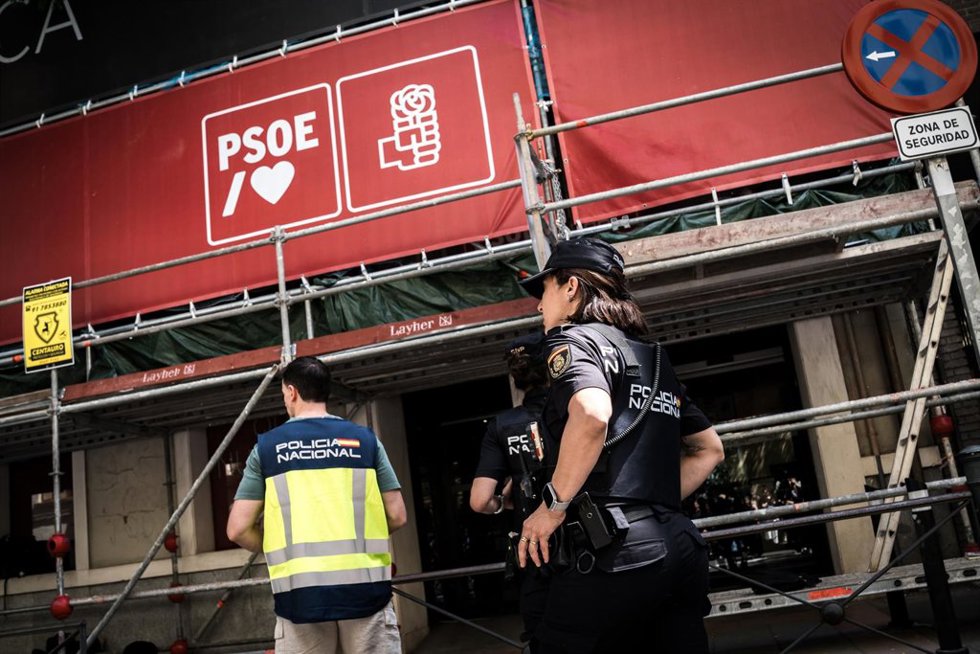 Agentes de la Policía Nacional en la sede nacional del PSOE en Ferraz, a 27 de mayo de 2026, en Madrid (España). 