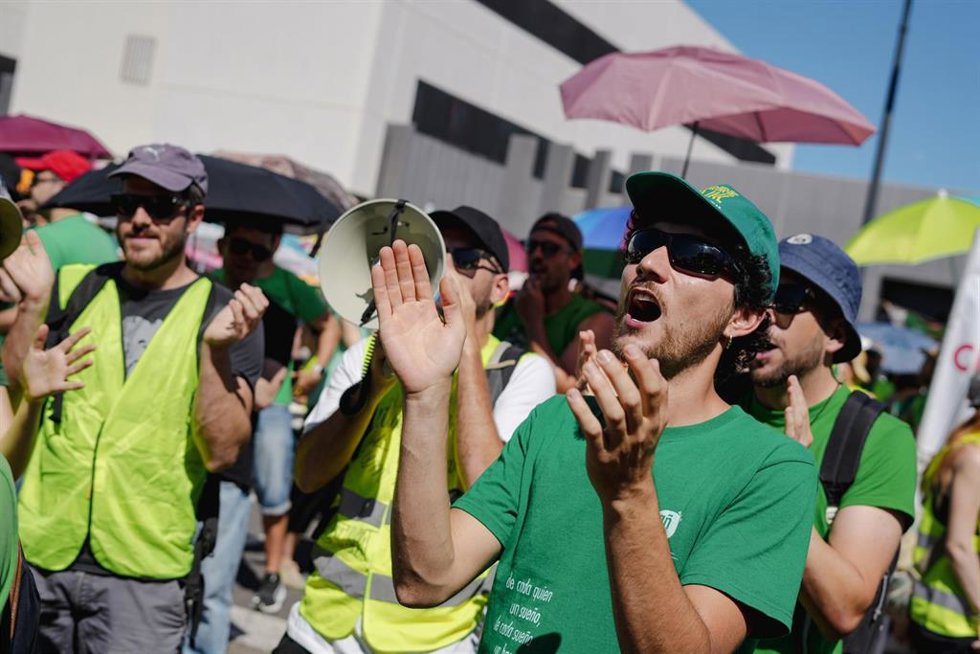 Un grupo de personas se concentra frente a la Conselleria de Educación, a 25 de mayo de 2026, en Valencia, Comunidad Valenciana (España).