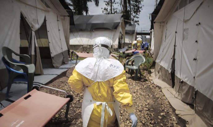 (Foto de ARCHIVO)  Trabajador sanitario durante el brote de ébola en República Democrática del Congo    REMITIDA / HANDOUT por MSF/CARL THEUNIS