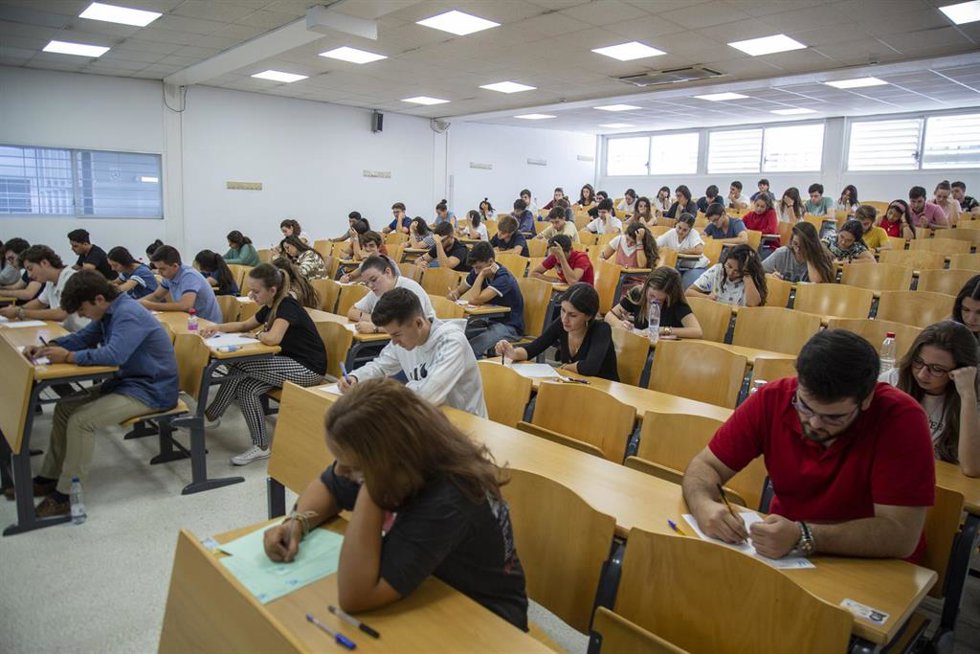 Archivo - Convocatoria extraordinaria de las pruebas de Selectividad en la Universidad de Sevilla. Alumnos examinándose de las pruebas de acceso a la universidad en septiembre, Facultad de Matemáticas.