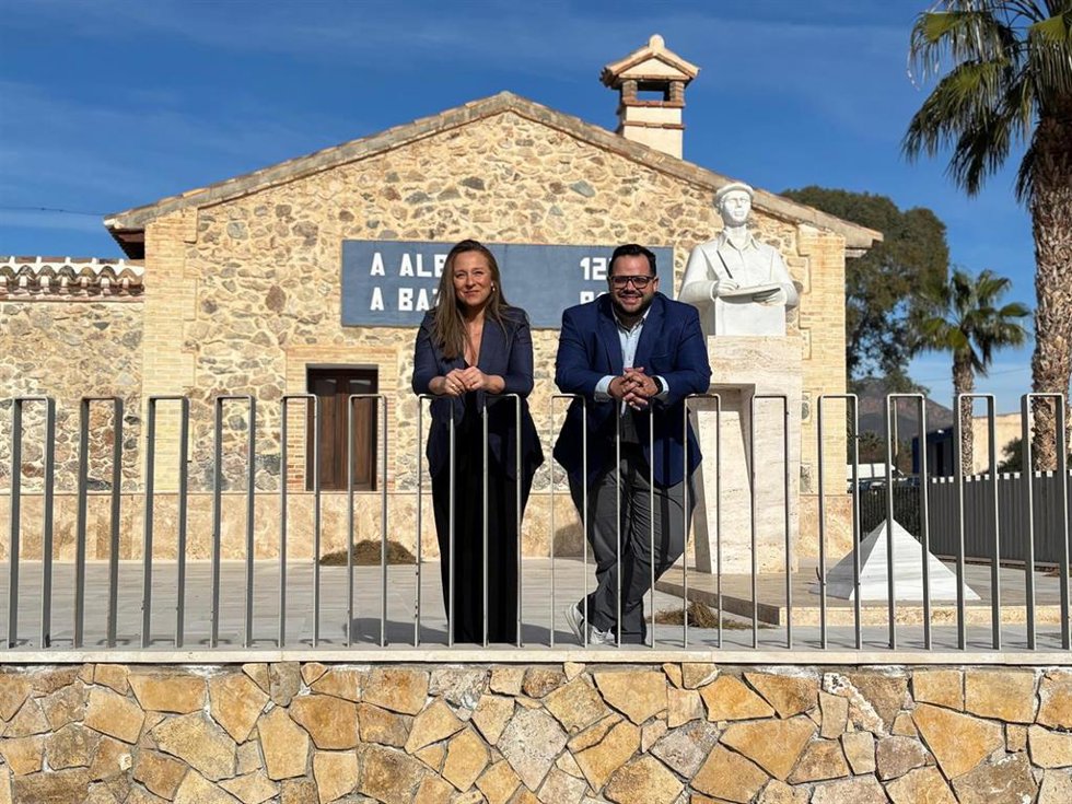 La delegada de Justicia, Administración Local y Función Pública de la Junta en Almería, Rebeca Gómez, y el alcalde de Zurgena, Domingo Trabalón, durante la visita al municipio.