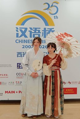 Las alumnas del Instituto Confucio de León Valeria Mesa y Cecilia Llamazares, ganadoras del segundo premio del Concurso 'Puente a China' en las categorías de 'Educación Secundaria' y 'Universitaria'.