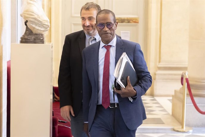 Archivo - Arquivo - 2 de outubro de 2024, Paris, França: Paris, França, 2 de outubro de 2024 - Deputados na Sala das Quatro Colunas durante a sessão de perguntas ao governo - Max Mathiasin..DEPUTADO, SALA DAS QUATRO COLUNAS, PARLAMENTARES, POLÍTICA.