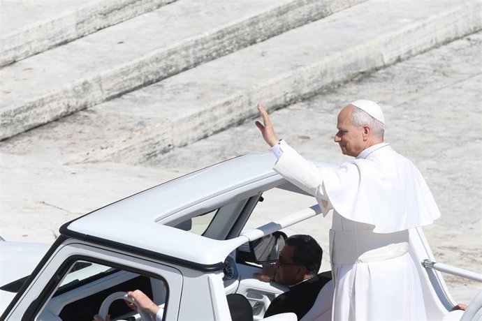 El Papa en el papamóvil.