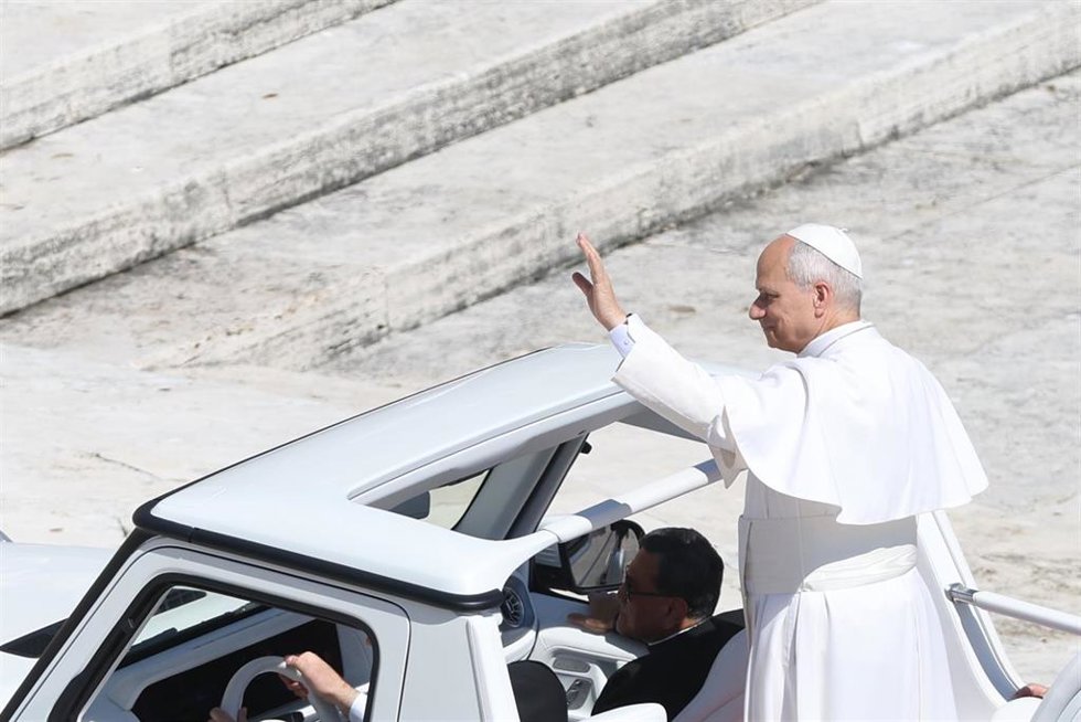 El Papa en el papamóvil.