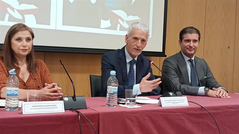 La consejera de Justicia y derechos Humanos, María Jesús San José, el presidente del TSJPV, Iñaki Subijana, y el magistrado Emilio Lamo de Espinosa en rueda de prensa para hacer balance del programa 'Educar en Justicia', en Bilbao