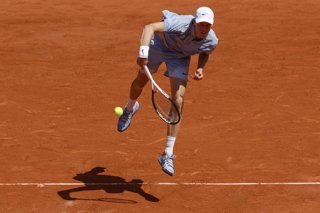 28 May 2026, France, Paris: Italian tennis player Jannik Sinner in action against Argentina's Juan Manuel Cerundolo during their men's singles second round match of the French Open tennis tournament (Roland Garros 2026), at Roland Garros. Photo: Loic Bara