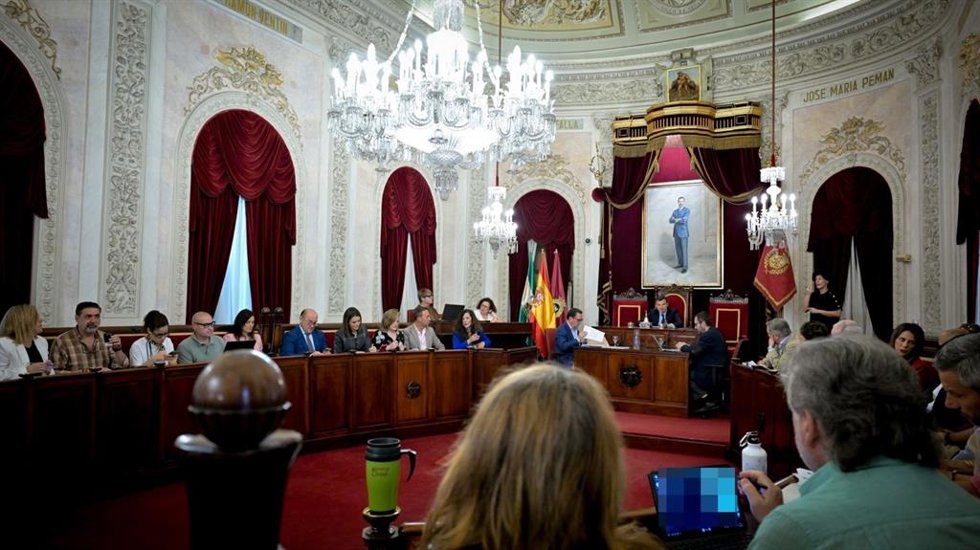 Archivo - Pleno del Ayuntamiento de Cádiz en una imagen de archivo.