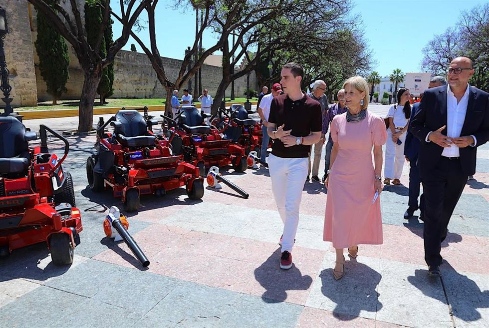 La alcaldesa de Jerez en la presentación de la nueva maquinaria con la que se dotará al servicio de parques y jardines.