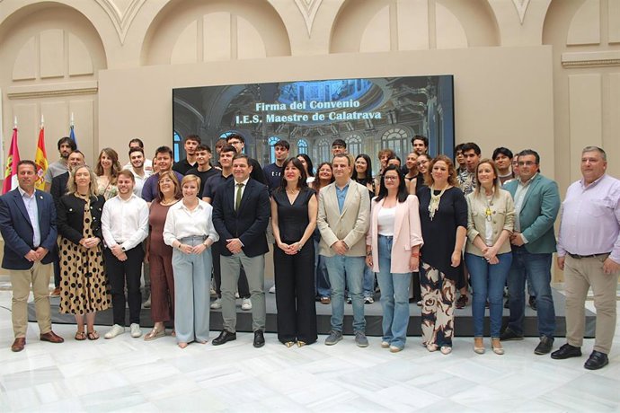 Firma del convenio entre IES Maestre de Calatrava y la Diputación de Ciudad Real.