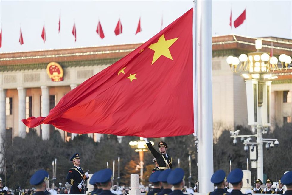 Archivo - Ceremonia de izado de la bandera nacional en la Plaza de Tiananmén, en Pekín, capital de China.