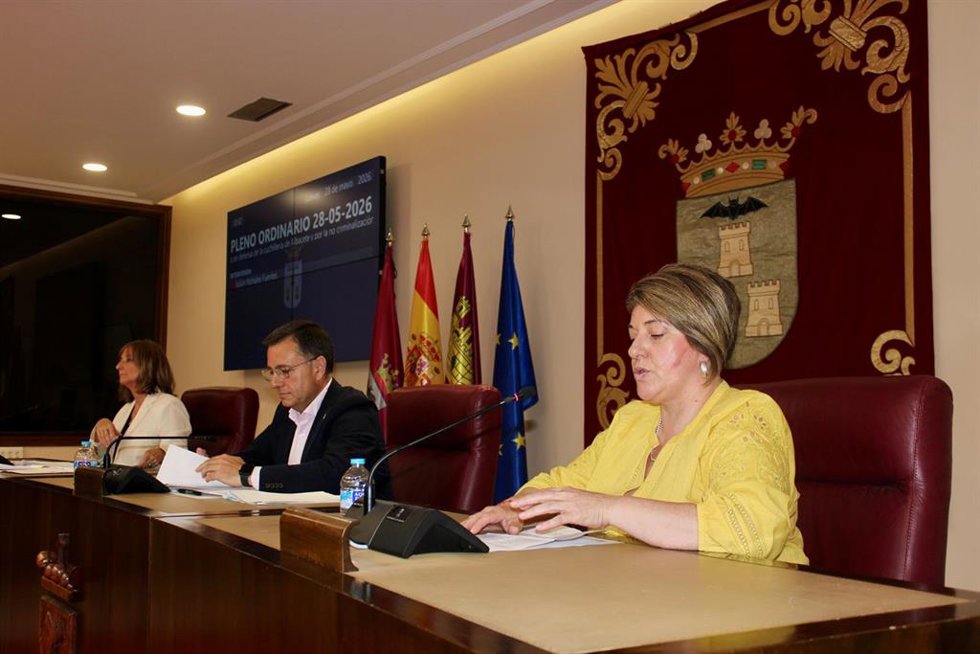 La presidenta de la Asociación de Empresas de Cuchillería y Afines Aprecu, Pilar Jiménez, y el alcalde, Manuel Serrano, en el pleno.