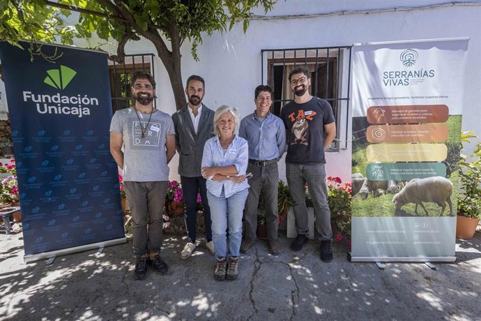 El responsable de Fundación Unicaja en Cádiz, Javier Vela, en una de las fincas mentoras del proyecto 'Pastoreo Vivo', acompañado por la presidenta de Serranías Vivas, Carmen Bueno, y los tres becados en el programa
