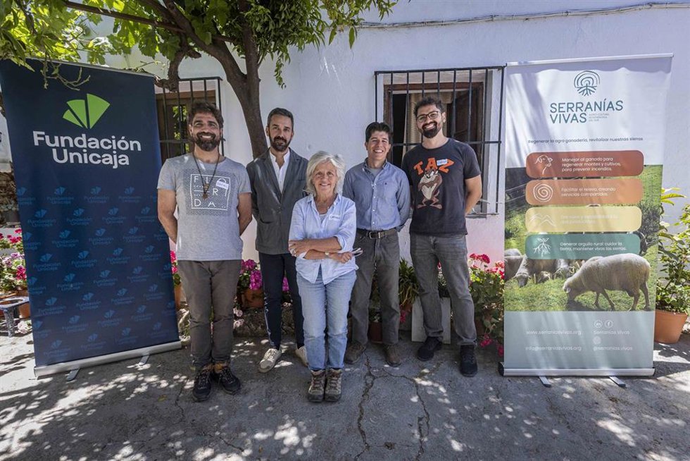 El responsable de Fundación Unicaja en Cádiz, Javier Vela, en una de las fincas mentoras del proyecto 'Pastoreo Vivo', acompañado por la presidenta de Serranías Vivas, Carmen Bueno, y los tres becados en el programa