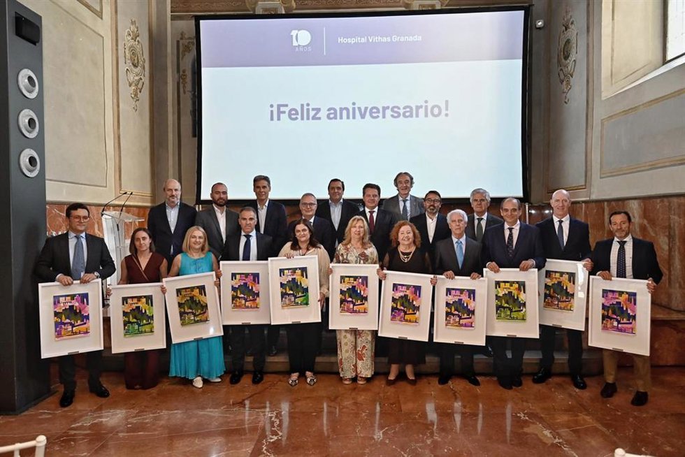 Premiados y equipo directivo en el décimo Aniversario Vithas Granada.