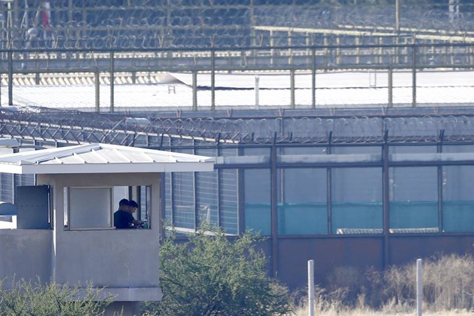 Punta Peuco, 23 de diciembre de 2016.  Gendarmes son fotografiados previo a la ceremonia ecumenica privada en la carcel de Punta Peuco donde ocho de los reos pediran disculpas por los crimenes y violaciones a los Derechos Humanos que cometieron. Andres