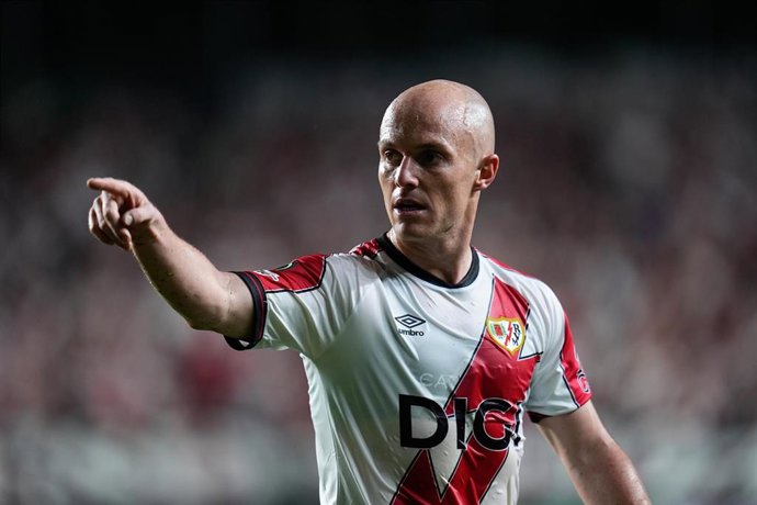 El mediapunta Isi Palazón (Rayo Vallecano), ante el Estrasburgo en la Conference League 2025-26.