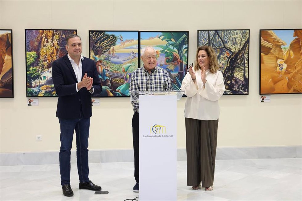 La presidenta del Parlamento, Astrid Pérez, asiste a la inauguración en la Cámara regional de la exposición 'Canarias, Tierra Mágica', del pintor herreño Julio Padrón